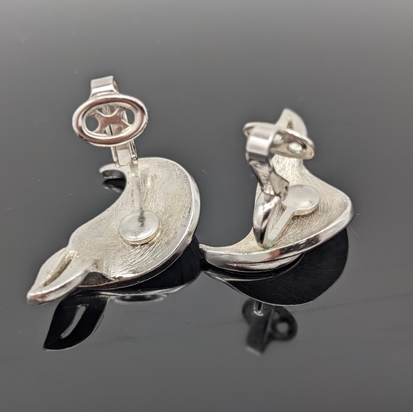 Trifari Swirl Leaf Clip On Earrings Silver Tone Vintage Fine Line Brushed - Picture 6 of 7